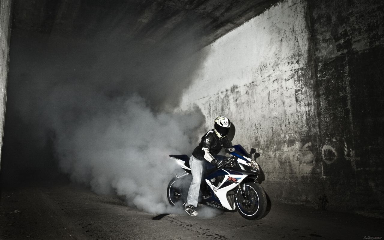 motorcycle-4826464_1920