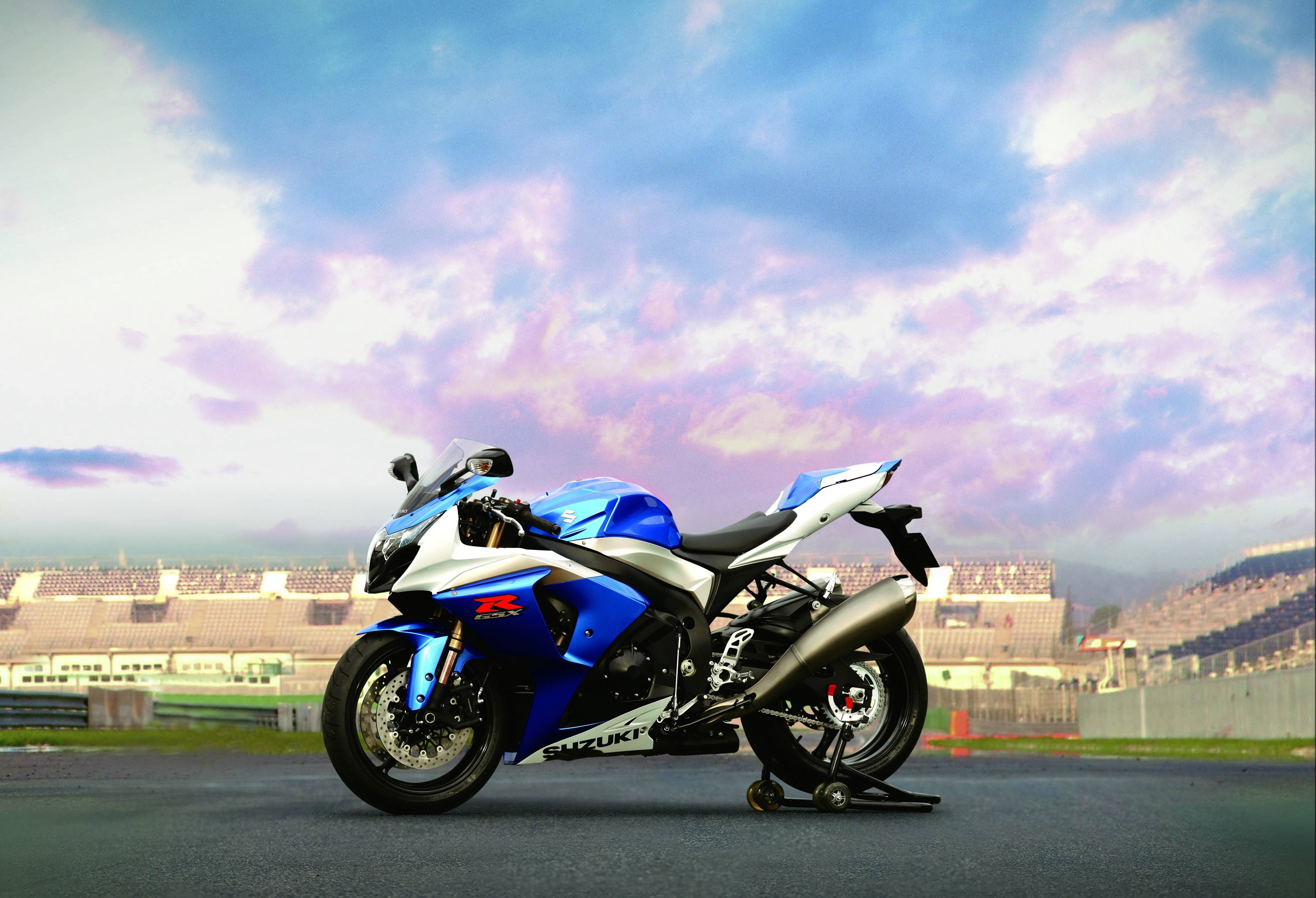 motorcycle-4826464_1920